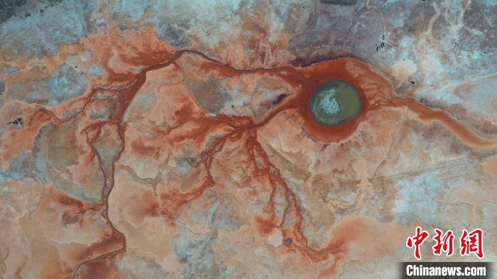 圖為海西州境內的“網紅”景點“惡魔之眼”。　趙凜松 攝