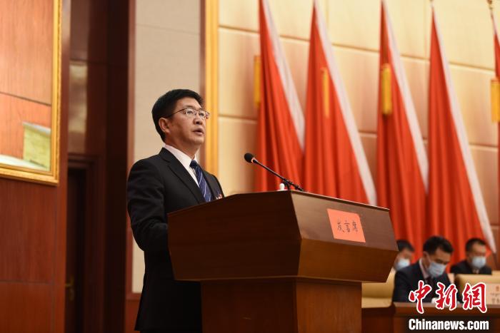 圖為青海省果洛州人民政府州長葉萬彬作政府工作報(bào)告。　　多杰昂秀 攝