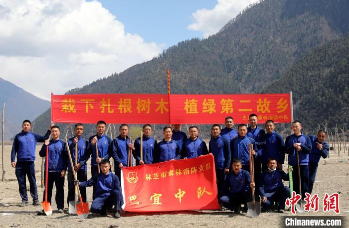 林芝市巴宜區(qū)森林消防中隊志愿服務隊合影留念。　西繞拉翁 攝
