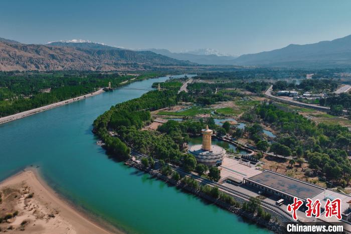 航拍青海貴德黃河岸畔綠意濃濃。　趙凜松 攝