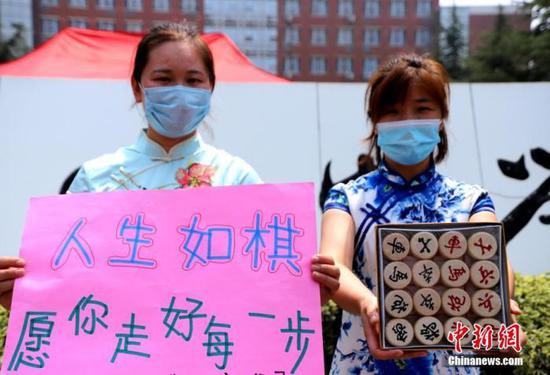 資料圖：2020年7月河南鄭州一高考考點(diǎn)，考生家長送考 中新社記者 王中舉 攝