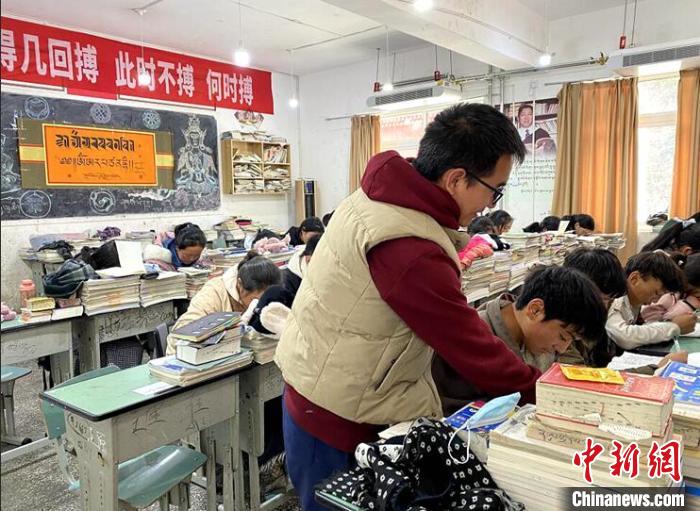 學生在免費輔導班上課。　尼瑪初 攝