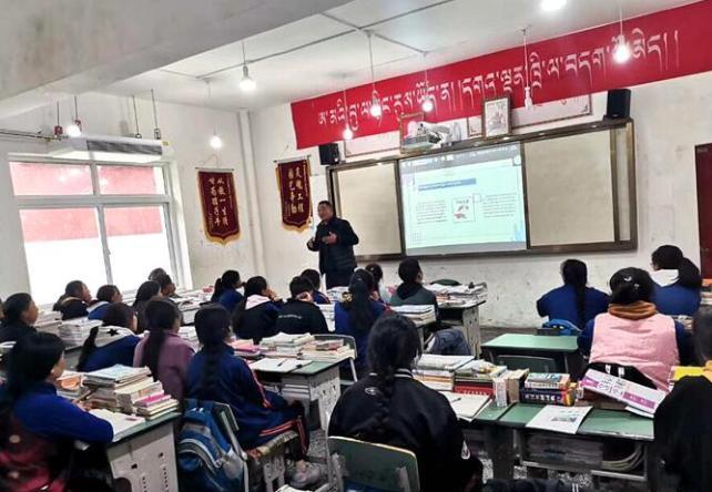 學(xué)生在免費輔導(dǎo)班上課。　尼瑪初 攝