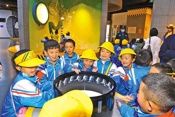 圖為10月29日，一年級的同學(xué)們在科技館參觀體驗。李洲 攝.jpg