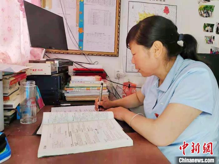 甘肅環縣“全能老師”堅守“麻雀學?！保簩W生在，我就在