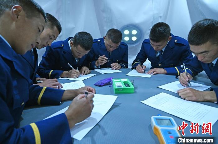 圖為消防員在高壓氧艙內填寫問卷。　趙朗 攝