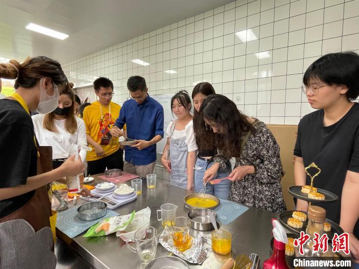 川臺青年東坡故里吟詩作對共迎中秋佳節
