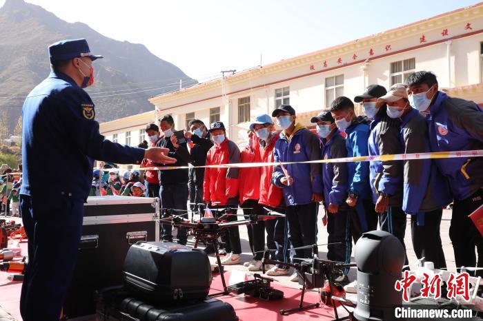 圖為消防指戰員為學生講解、演示先進救援裝備。　趙琳 攝