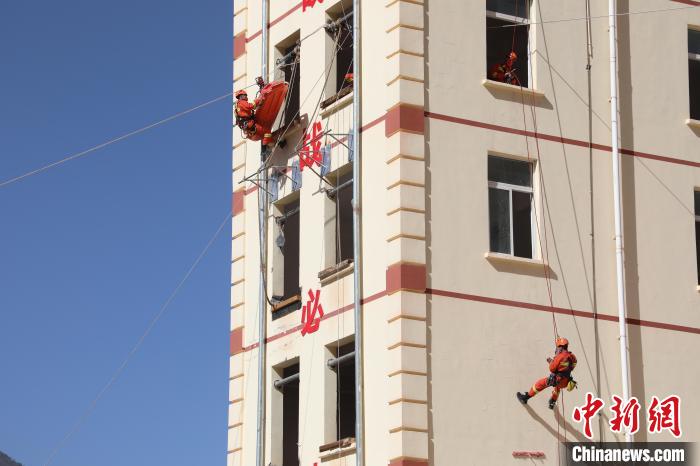 圖為消防指戰員進行繩索救援演練?！≈炜旗?攝