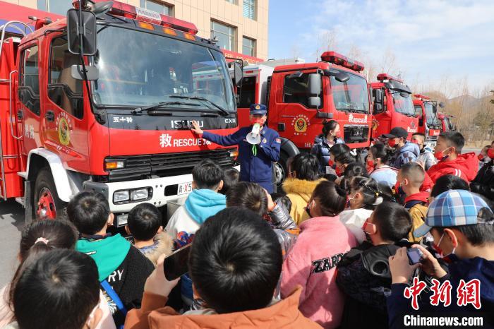 圖為消防員向小朋友們講解消防車?！铨埥?攝