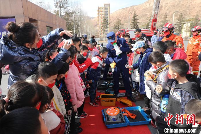 圖為小朋友們聽消防員講解消防器材?！铨埥?攝