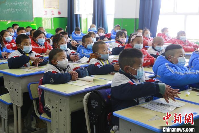 圖為學生學習七步洗手法?！●R銘言 攝