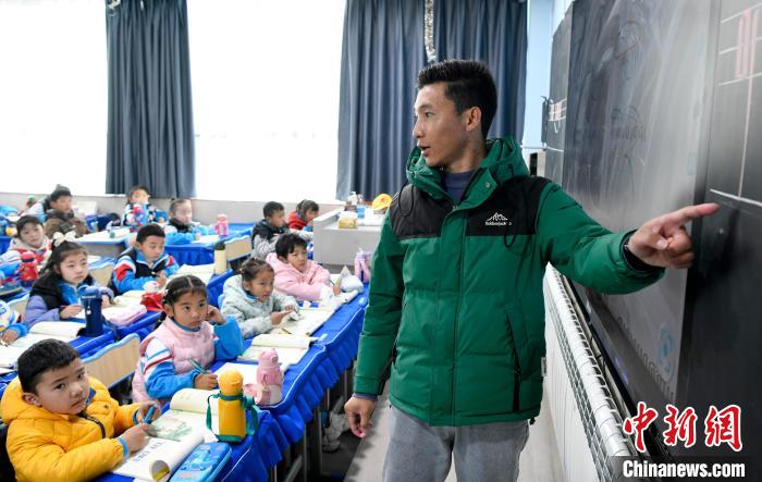 3月14日，西藏拉薩市第一小學藏語文老師拉巴次仁在課堂上。　李林 攝