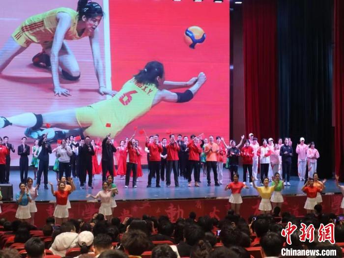 2023年全國(guó)青少年女排集訓(xùn)閉幕式現(xiàn)場(chǎng)。　天津體育學(xué)院供圖