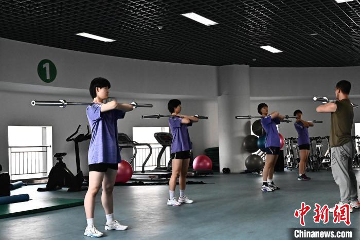 圖為全國(guó)青少年女排在天津進(jìn)行集訓(xùn)。　天津體育學(xué)院供圖
