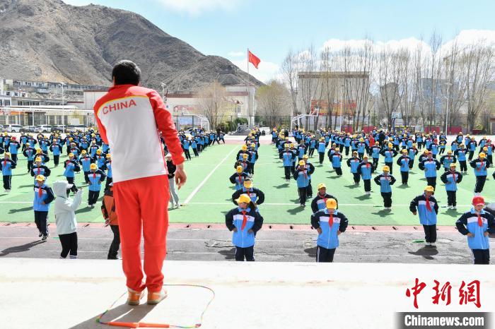 圖為學生在跳繩教練齊景龍的指導下做準備運動?！∝暩聛硭?攝