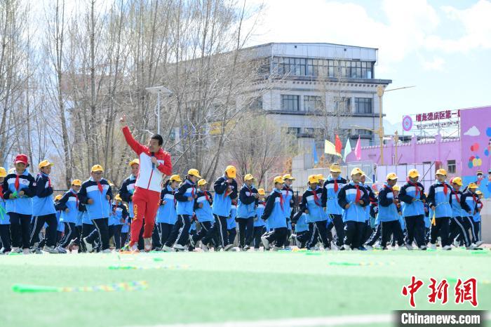 圖為學生在跳繩教練齊景龍的指導下做準備運動?！∝暩聛硭?攝