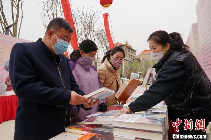 圖為民眾在活動現場購書?！●R銘言 攝