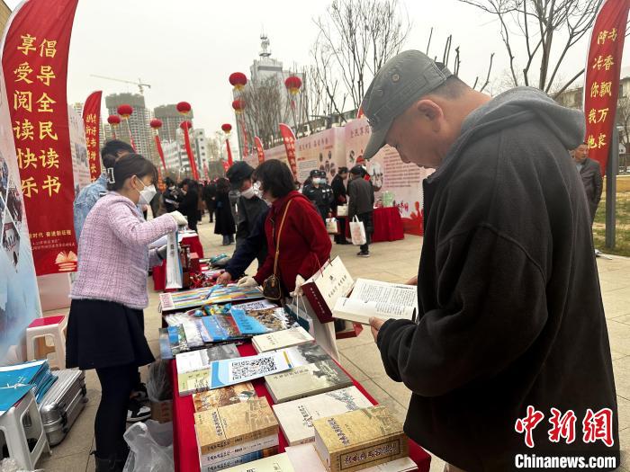 圖為民眾在活動現場讀書、購書?！±铍h 攝