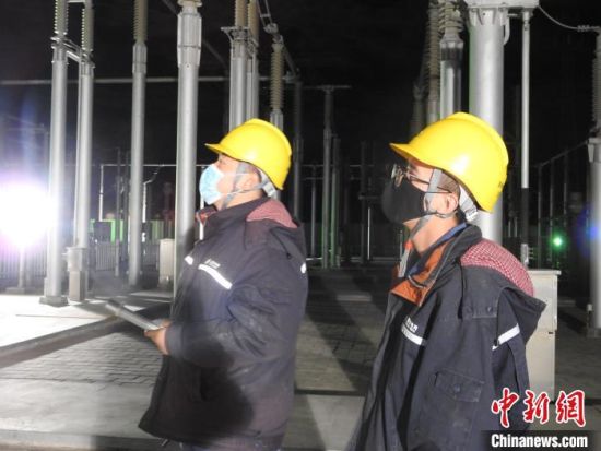 圖為5月10日凌晨，國網(wǎng)青海檢修公司柴達(dá)木換流站運(yùn)維人員在進(jìn)行柴拉直流系統(tǒng)停電操作。　姚曉英 攝