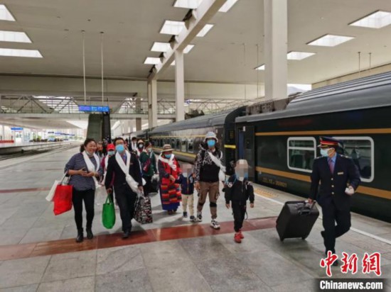 圖為拉薩車站工作人員為西藏先心病患兒和陪同人員提供“綠色”接力幫扶，并開通了專門通道，讓他們快速進(jìn)站上車。拉薩車站 供圖