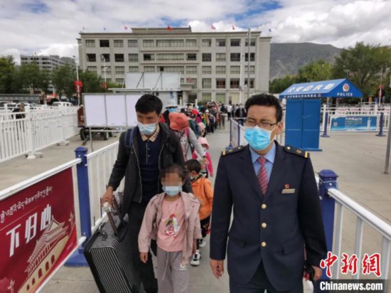 圖為拉薩車站工作人員為西藏先心病患兒和陪同人員提供“綠色”接力幫扶，并開通了專門通道，讓他們快速進(jìn)站上車。拉薩車站 供圖