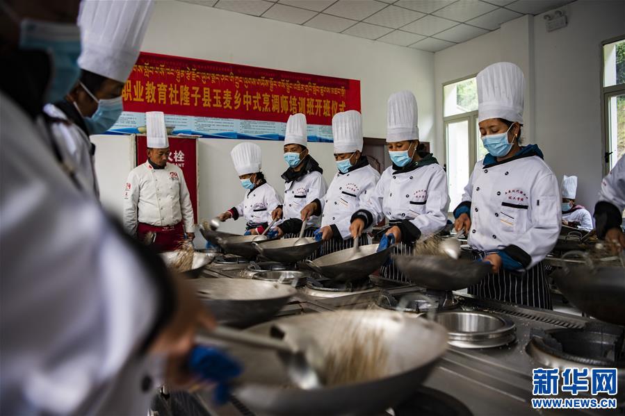 （新華全媒頭條·走向我們的小康生活·圖文互動(dòng)）（2）扎西德勒，我們的新家園——西藏易地扶貧搬遷搬出幸福美好新生活