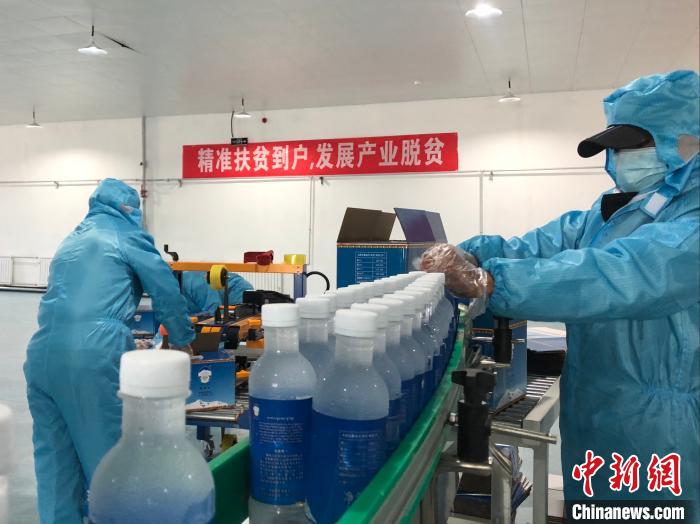 圖為阿里地區措勤縣某飲用水加工公司，該公司以“基地+公司+貧困民眾”為運營模式，帶動貧困民眾68戶232人?！≈x牧 攝