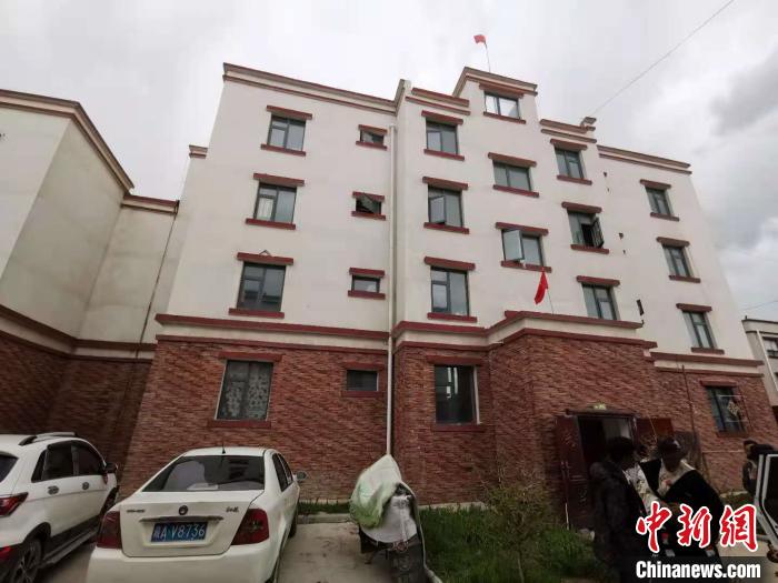 圖為8月12日，2018年7月從距那曲市色尼區城區那曲鎮90千米外的古露鎮當桑村搬遷至城區的旦增新家位于一棟四層的樓房內(資料圖)。　張偉 攝