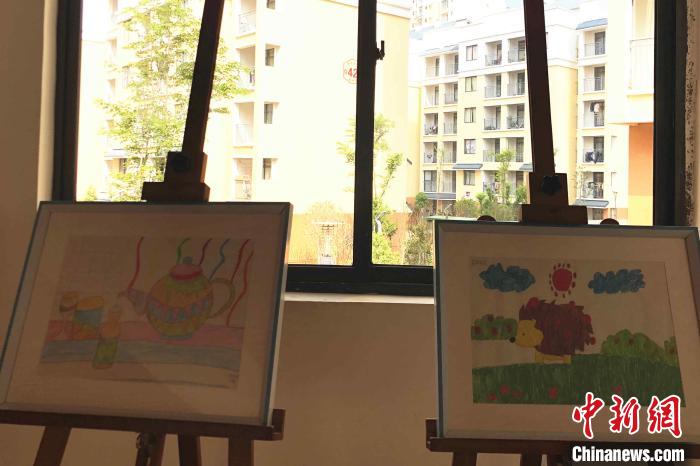 圖為會(huì)澤縣城易地扶貧搬遷點(diǎn)一所小學(xué)內(nèi)擺放著的學(xué)生畫(huà)作。　繆超 攝