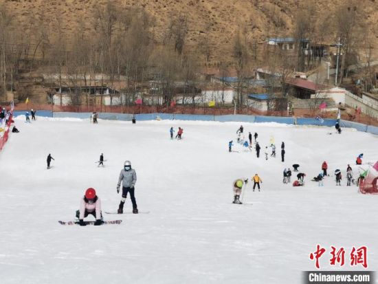 圖為春節期間，青海當地群眾開展冰雪運動。青海省文化和旅游廳供圖