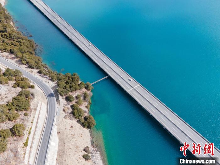 圖為西藏林拉高等級公路多布湖段風光?！〗w波 攝