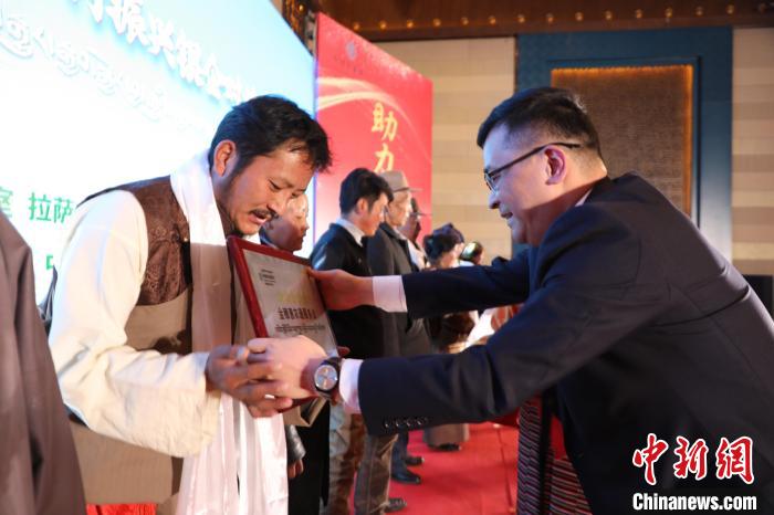 圖為拉薩市銀企對接洽談會現(xiàn)場?！「裆愔?攝