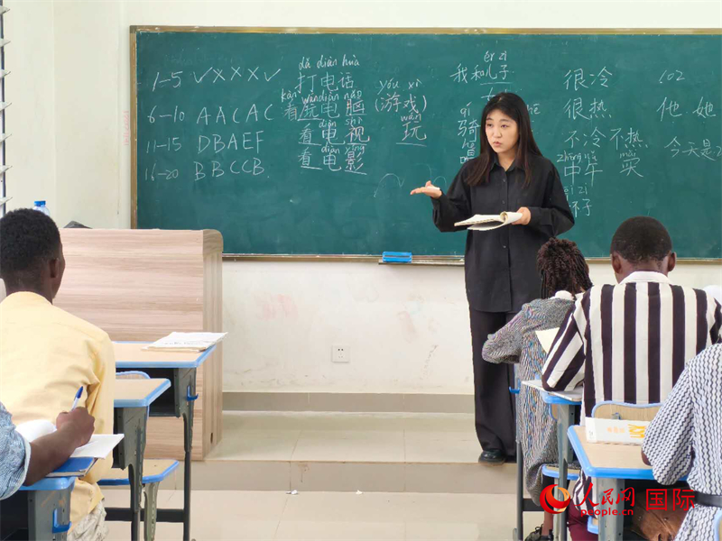 中國老師在給學生們講課。人民網記者 黃培昭攝