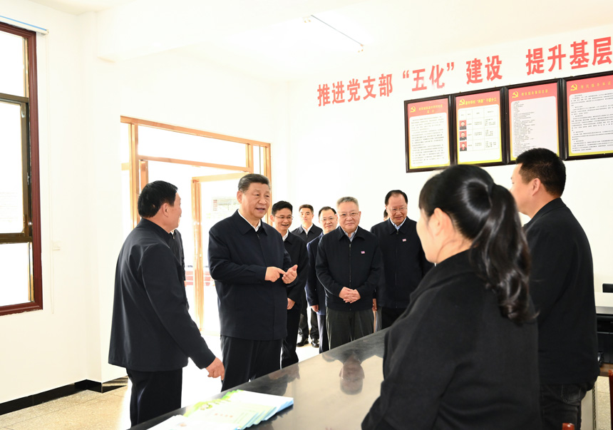 2024年3月18日至21日，中共中央總書記、國家主席、中央軍委主席習(xí)近平在湖南考察。這是19日下午，習(xí)近平在常德市鼎城區(qū)謝家鋪鎮(zhèn)港中坪村黨群服務(wù)中心了解當(dāng)?shù)貫榛鶎訙p負(fù)、提升基層治理效能等情況。新華社記者 燕雁 攝