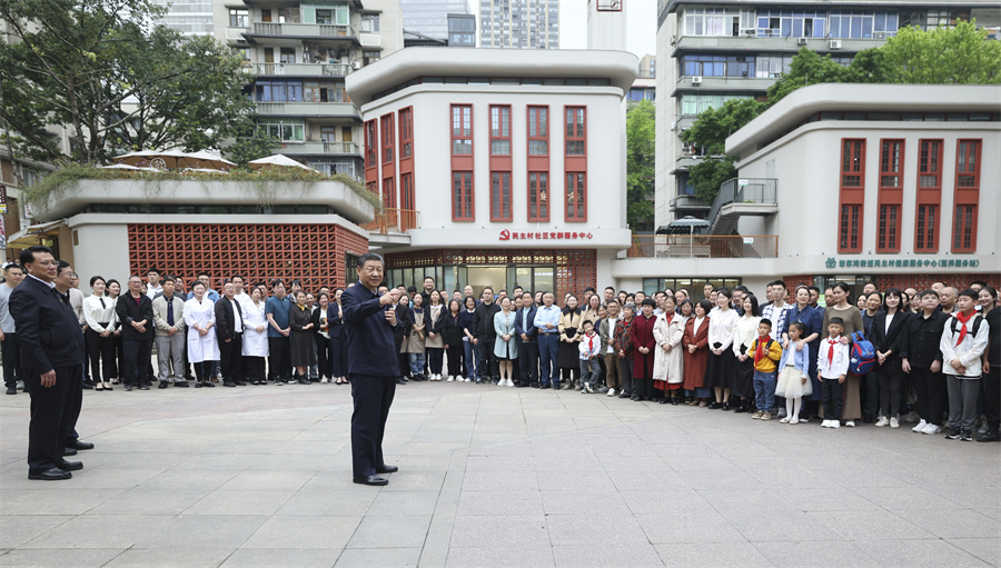 2024年4月22日至24日，中共中央總書記、國家主席、中央軍委主席習(xí)近平在重慶考察。這是22日下午，習(xí)近平在九龍坡區(qū)謝家灣街道民主村社區(qū)考察時(shí)，同社區(qū)居民親切交流。新華社記者 鞠鵬 攝