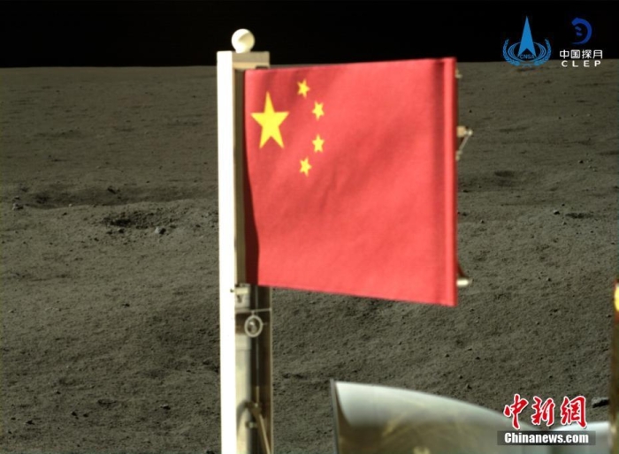6月4日，中國國家航天局公布了嫦娥六號探測器在月球背面的五星紅旗展示影像。鮮艷的五星紅旗再次閃耀月球，這也是中國首次在月球背面獨立動態(tài)展示國旗。<a target='_blank' href='/'><p  align=