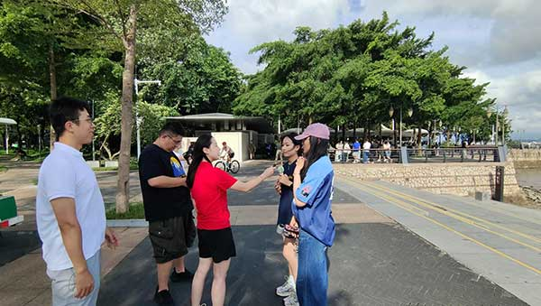 人民網記者采訪紅樹林公園游客。人民網記者 李彤攝