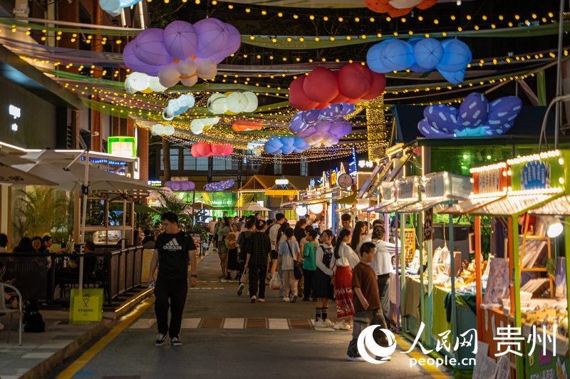 6月21日，貴陽(yáng)新印廠(chǎng)霓虹閃爍，映照城市夜生活。人民網(wǎng) 陽(yáng)茜攝