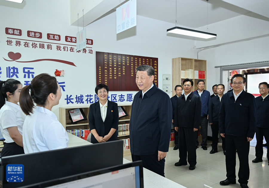 2024年6月19日下午，習近平在寧夏銀川市金鳳區長城花園社區黨群服務中心便民服務廳了解社區開展便民惠民服務等情況。新華社記者 謝環馳 攝