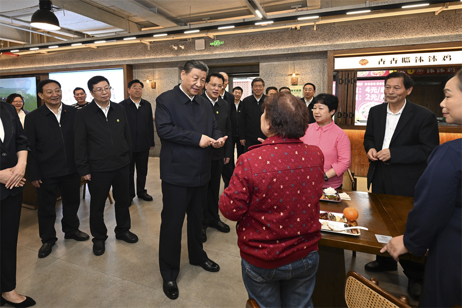 2024年4月22日下午，習近平在九龍坡區謝家灣街道民主村社區考察時，同正在社區食堂就餐的群眾親切交流。新華社記者 謝環馳 攝