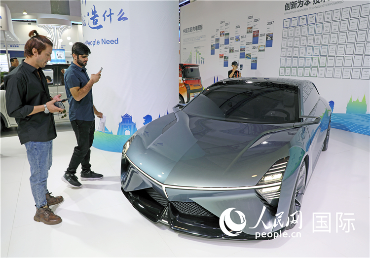 東博會(huì)上，上汽通用五菱展出的一款名為“東盟之光”的新能源概念車吸引參觀者駐足。人民網(wǎng)記者趙益普攝