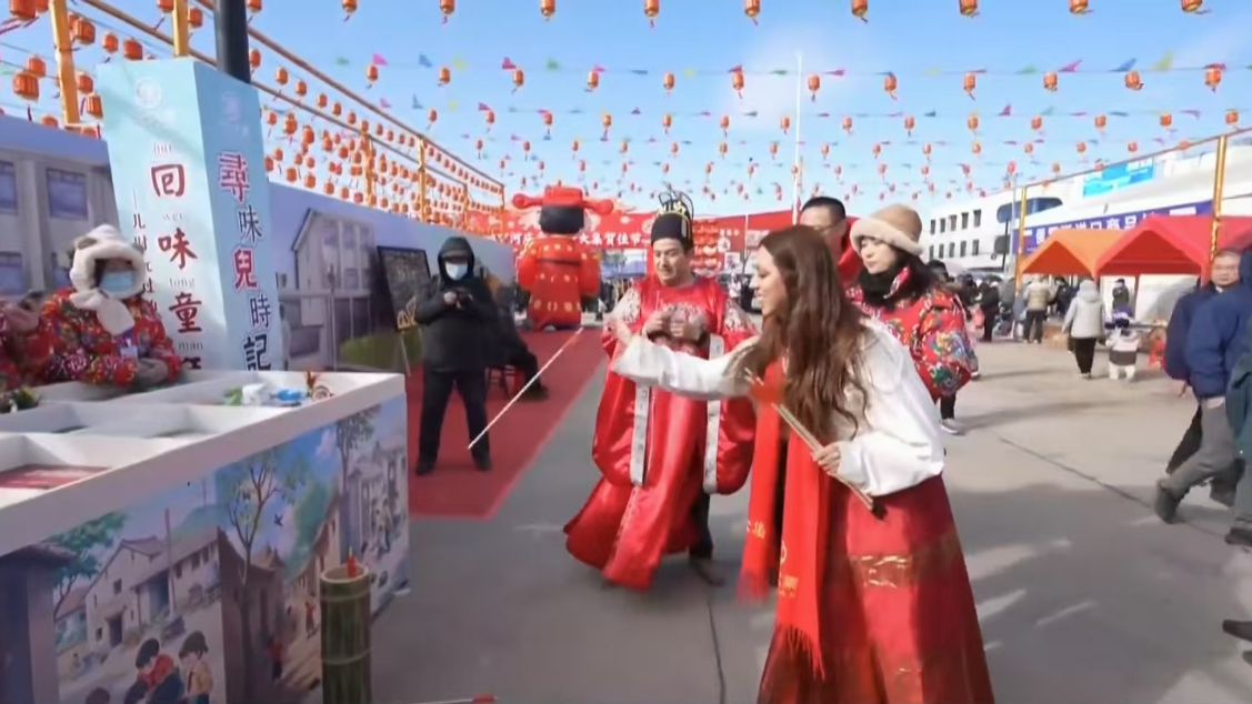 津彩過大年 | 國際青年趕鄉村大集 這個非遺春節收獲多多