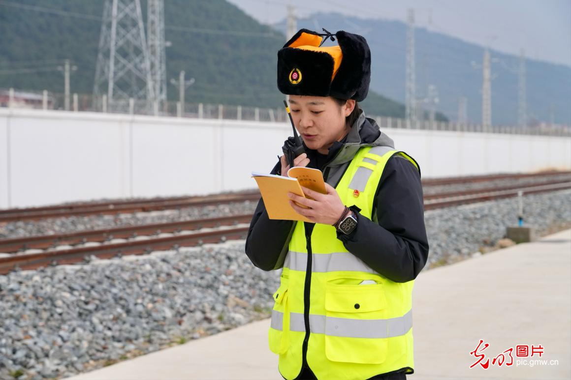 【發(fā)現(xiàn)最美鐵路】云端上的“毫米級”守護(hù)者——麗香鐵路養(yǎng)護(hù)工
