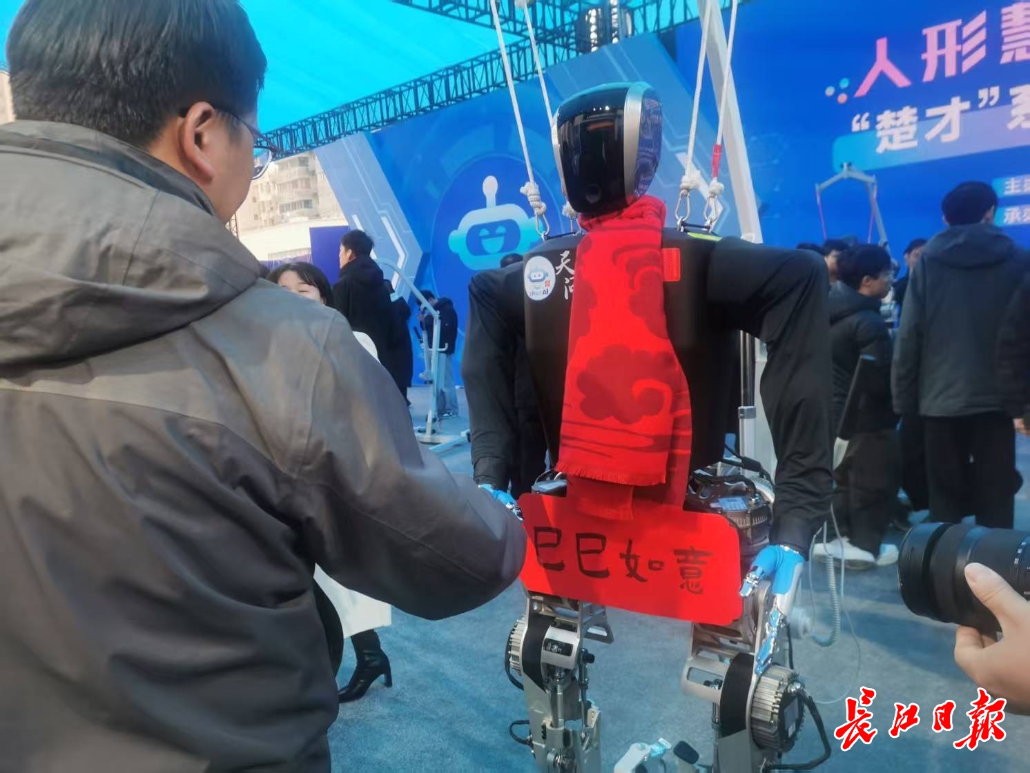 “天問(wèn)”人形機(jī)器人和參觀市民握手，互致新年快樂(lè)。 長(zhǎng)江日?qǐng)?bào)記者陳永權(quán) 攝
