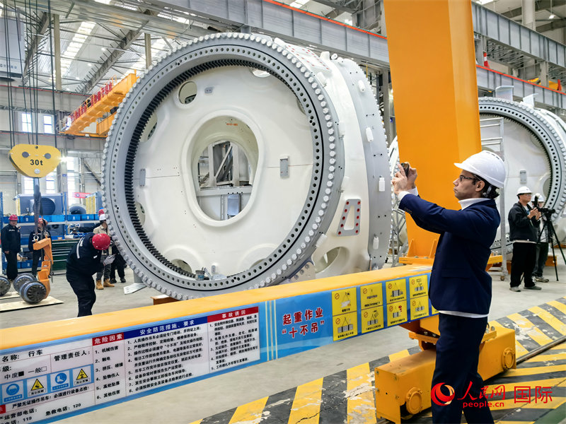 外媒記者參觀位于烏蘭察布察哈爾高新技術(shù)開發(fā)區(qū)的運達風電裝備制造廠房。人民網(wǎng) 楊春燕攝