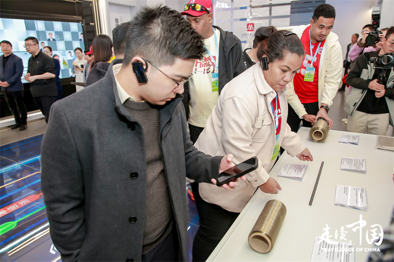 菲律賓《商業(yè)鏡報》蔡辰威（左）在烏蘭察布察哈爾高新技術(shù)開發(fā)區(qū)聽取講解。環(huán)球網(wǎng)供圖