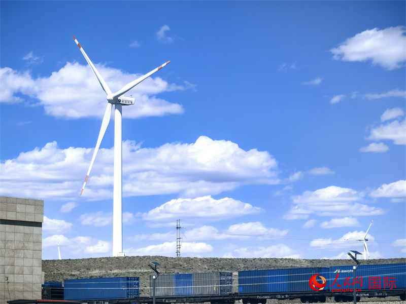 烏蘭察布烏蘭哈達火山附近的風力渦輪發(fā)電機。人民網(wǎng) 楊春燕攝