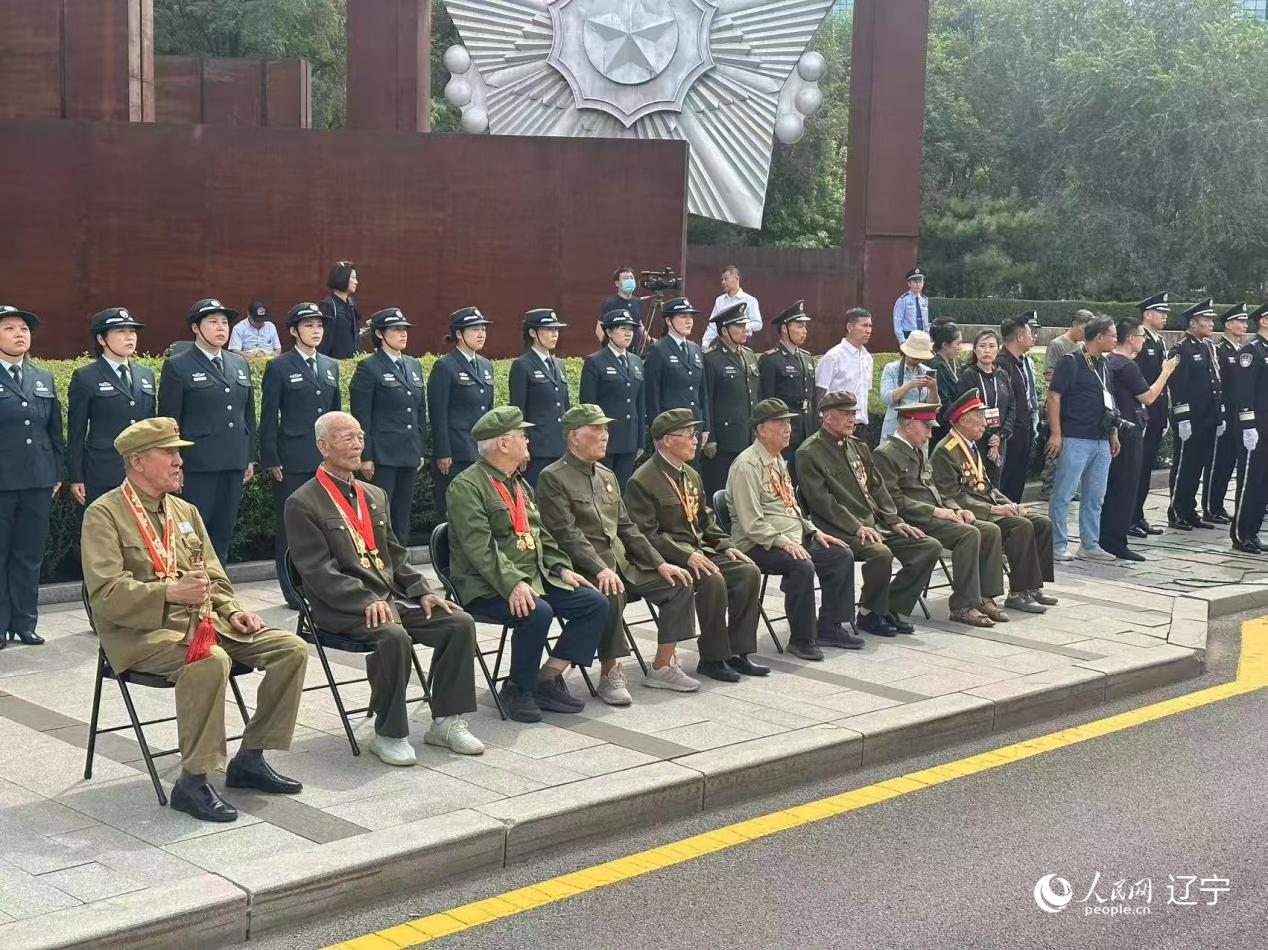 沈陽抗美援朝烈士陵園門前，志愿軍老戰(zhàn)士等候戰(zhàn)友的歸隊(duì)。人民網(wǎng)記者 周頌雪攝