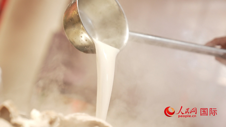 熬制中的徐州羊湯。人民網記者 蘇纓翔攝